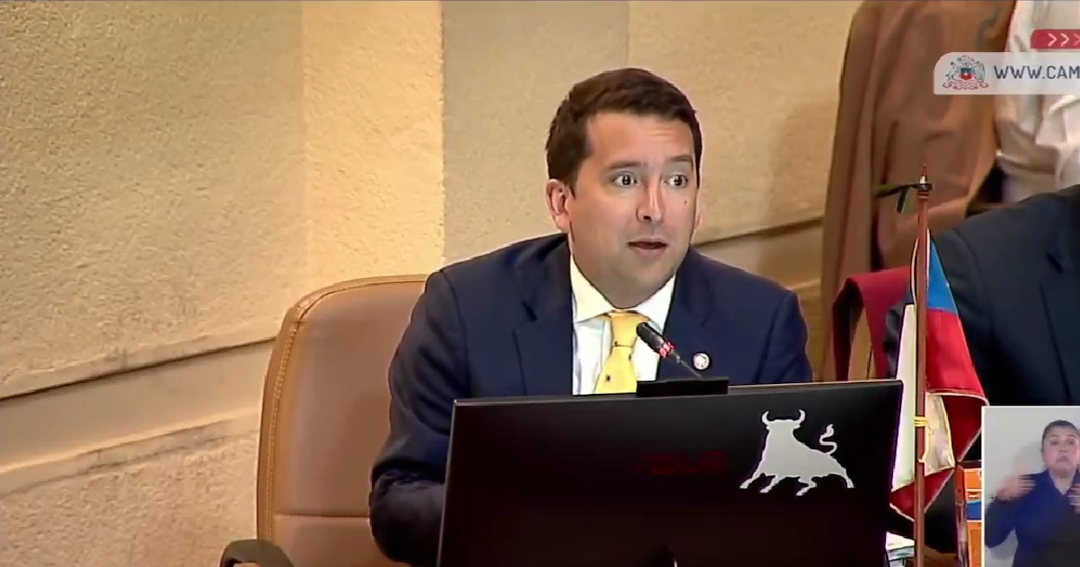 Diputado Araya comparó dolor por endometriosis con patada en los testículos: 