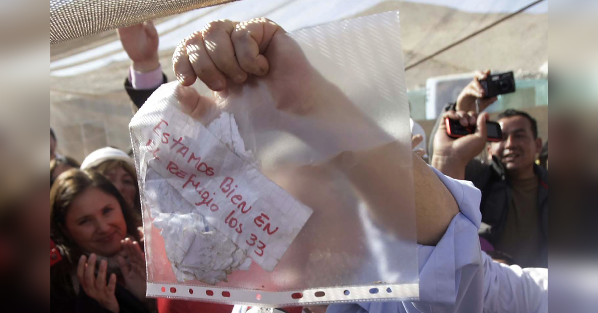 Uno de los 33 mineros de San José vive duro presente: pide dinero en centro comercial de La Calera