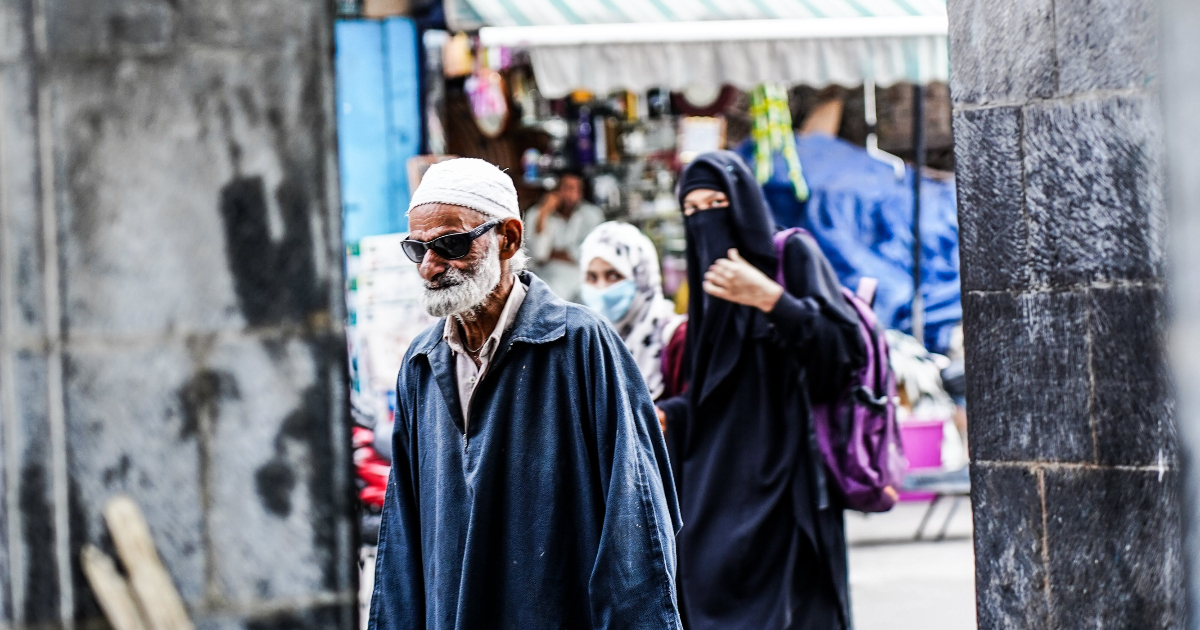 Mujeres continúan siendo azotadas en Irán por no usar velo: condenada recibe 74 latigazos