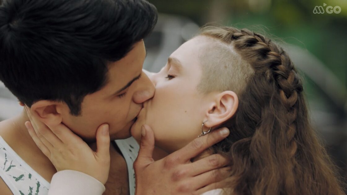 primer beso de Carol y Bruno en Como la vida misma