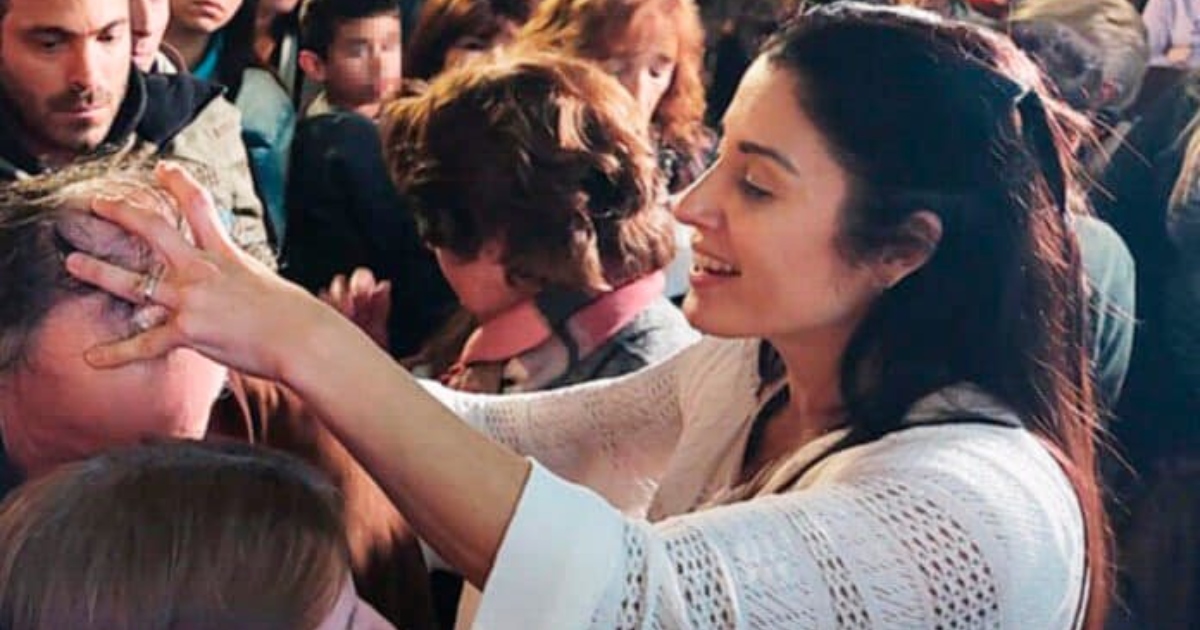 Cientos de personas llegan al Templo Votivo de Maipú para ver a la 'Sanadora de Rosario'