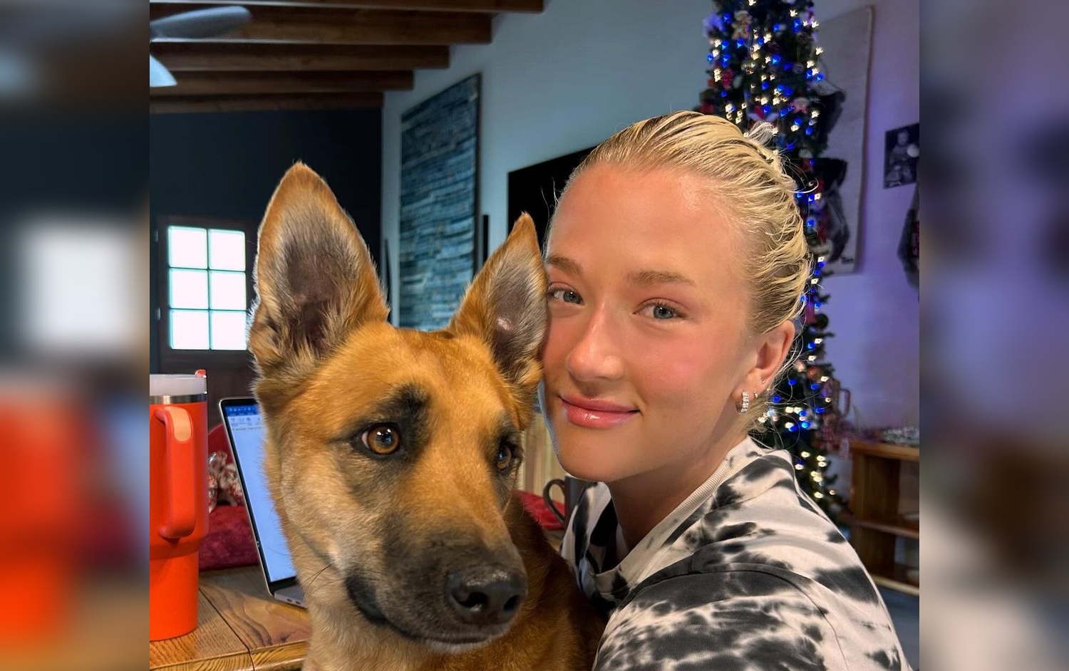 La tristeza de Vesta Lugg por tener que alejarse de su perrita Funky: 