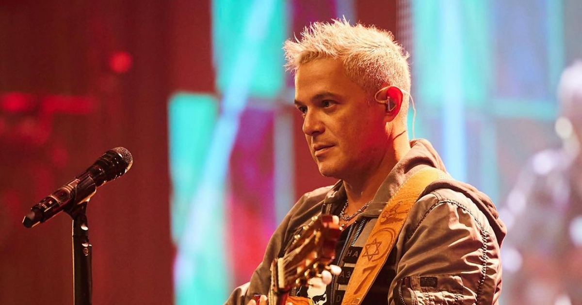 Alejandro Sanz desató la alegría de sus fans en su llegada a Chile por Viña 2024: regaló autógrafos