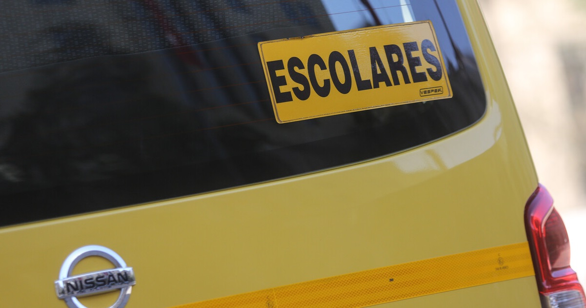 ¿Cómo verificar si el conductor del furgón escolar está habilitado para trabajar con niños?