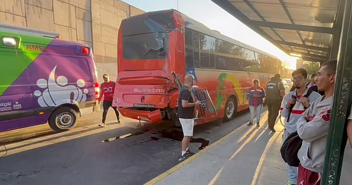 Accidente entre dos buses particulares deja 19 lesionados en Conchalí: trasladaban trabajadores
