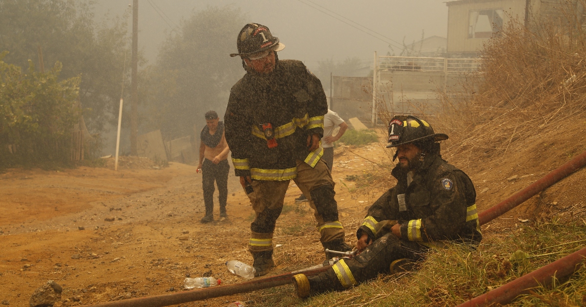 Seis bomberos perdieron sus casas mientras apagaban incendios en Valparaíso: dónde y cómo ayudarlos