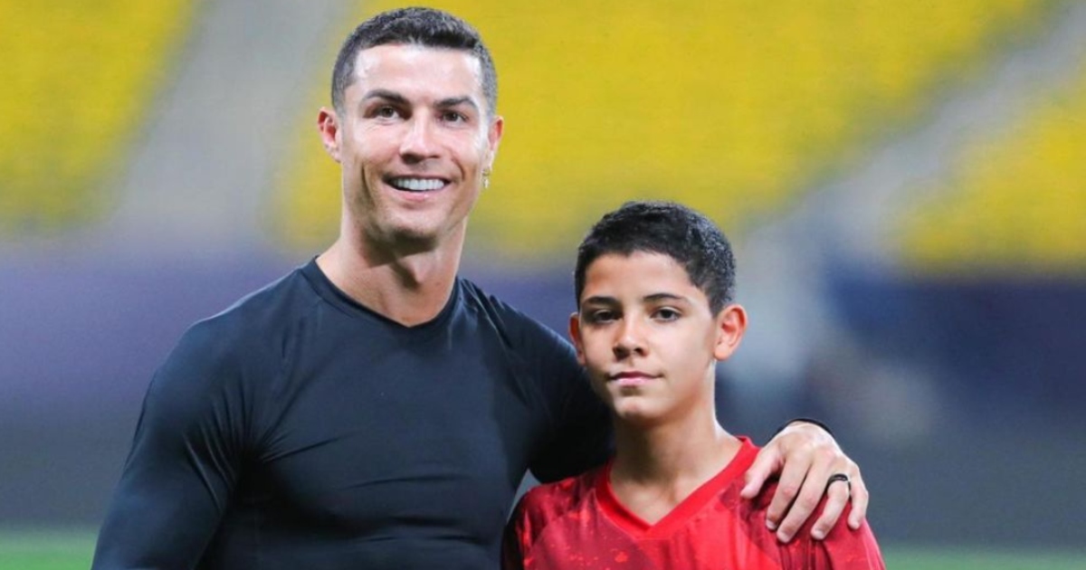 Cristiano Ronaldo posó sin polera junto a su hijo: curioso detalle en sus uñas llamó la atención
