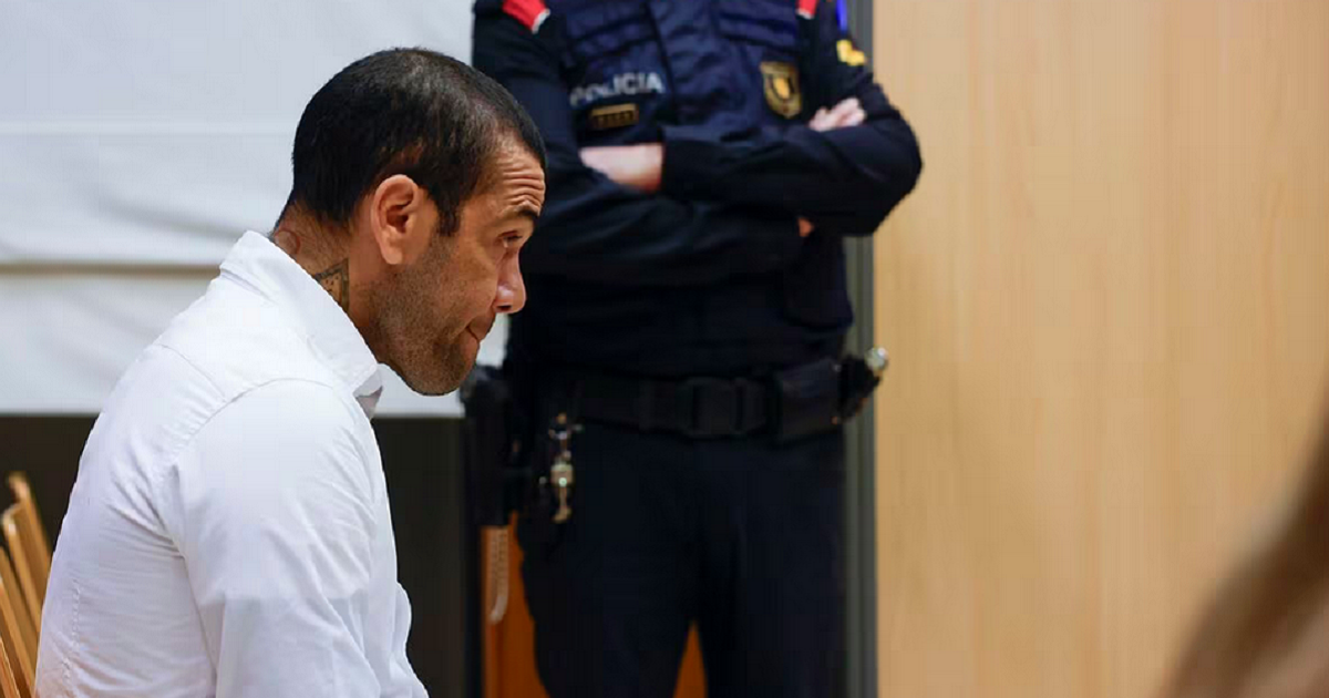 Condenan a Dani Alves a 4 años y medio de cárcel por violar a una joven en Barcelona
