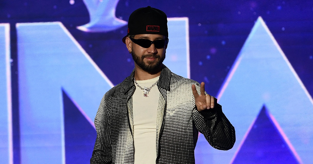 Guantes, lentes de sol y transparencias: el singular look que lució Mora en su show de Viña 2024