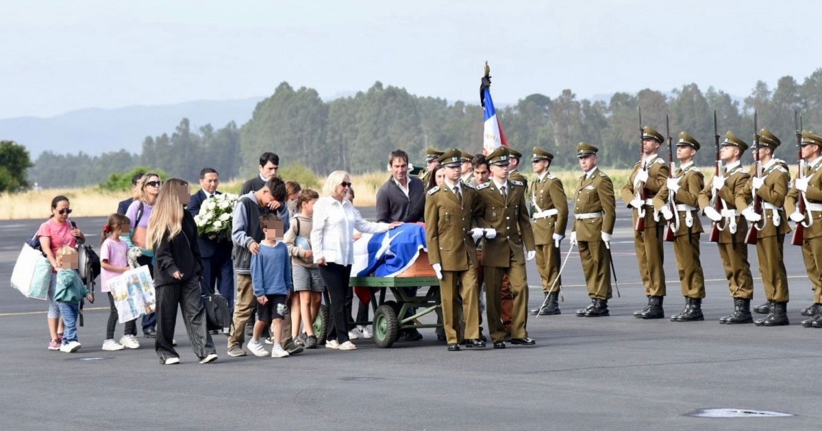 Las desoladoras imágenes de la familia de Sebastián Piñera junto al féretro en aeródromo de Pichoy
