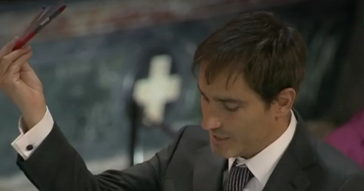 Un lápiz rojo y una regla: qué significan los objetos que mostró hijo de Sebastián Piñera en su funeral