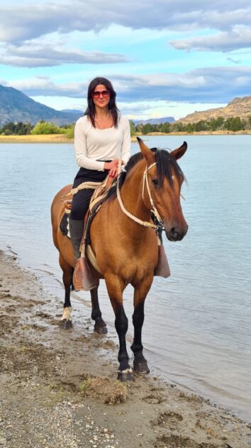 Tonka Tomicic continúa su viaje en la Patagonia: publicó registros cabalgando y de "mágicos" paisajes