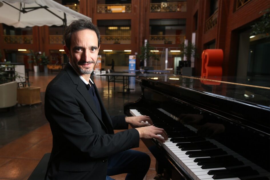 Nicolás Saavedra tocando piano en Canal 13