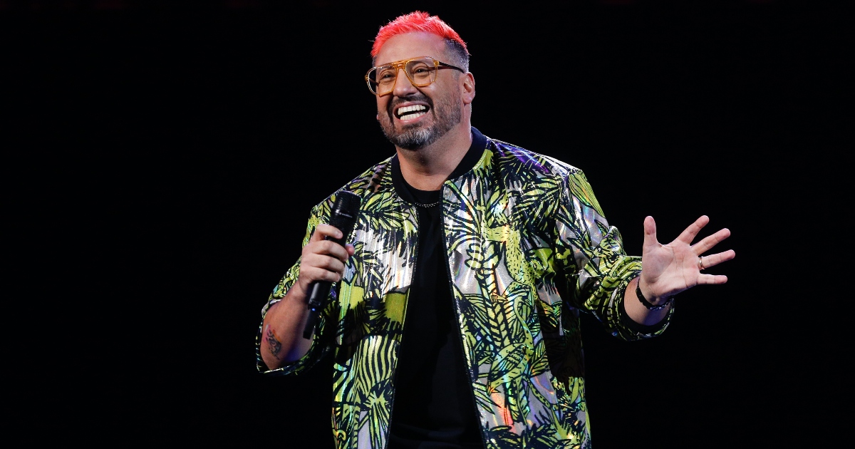 Mamá de Alex Ortiz sorprendió con divertido cartel en Viña 2024: 