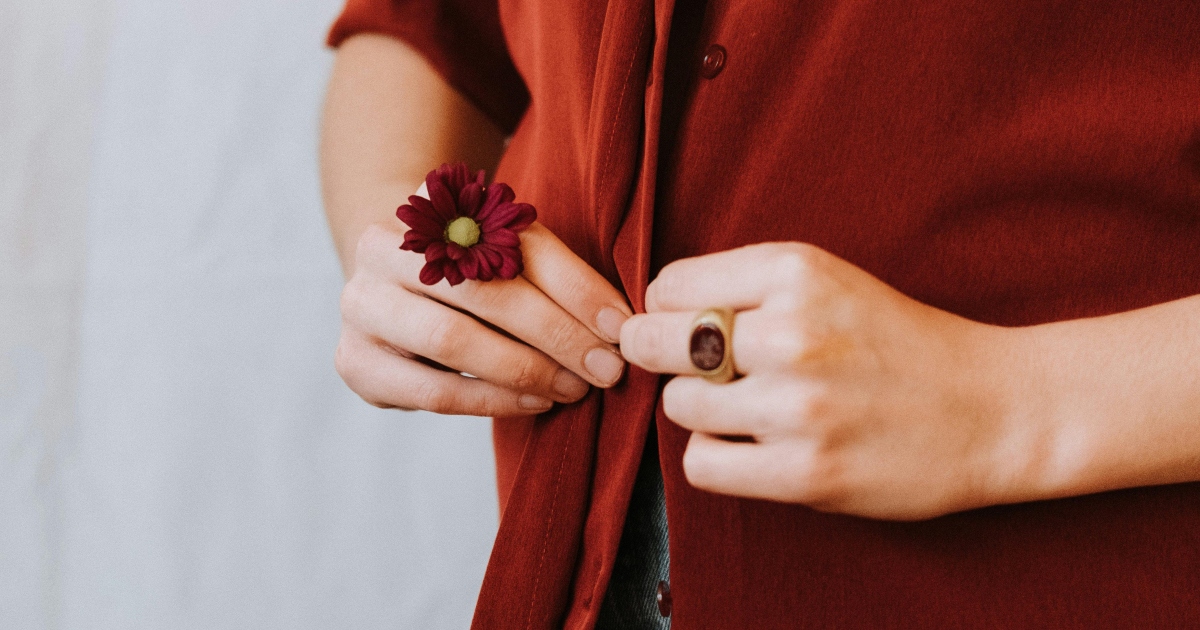 El enigma de los botones: ¿por qué están en lados opuestos para mujeres y hombres?
