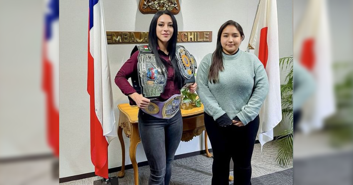 Polémica por vestimenta de cónsul chilena en Japón en encuentro con campeona de lucha libre
