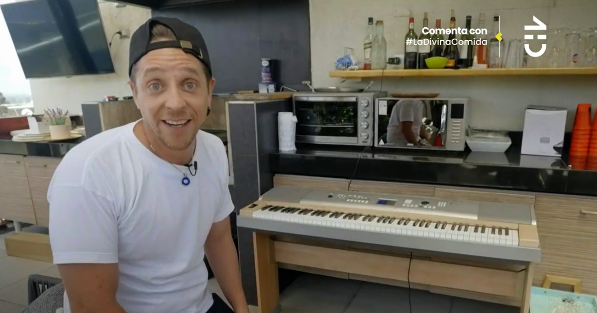 Matías Vega sorprendió con un piano en medio de la cocina de su departamento en La Divina Comida