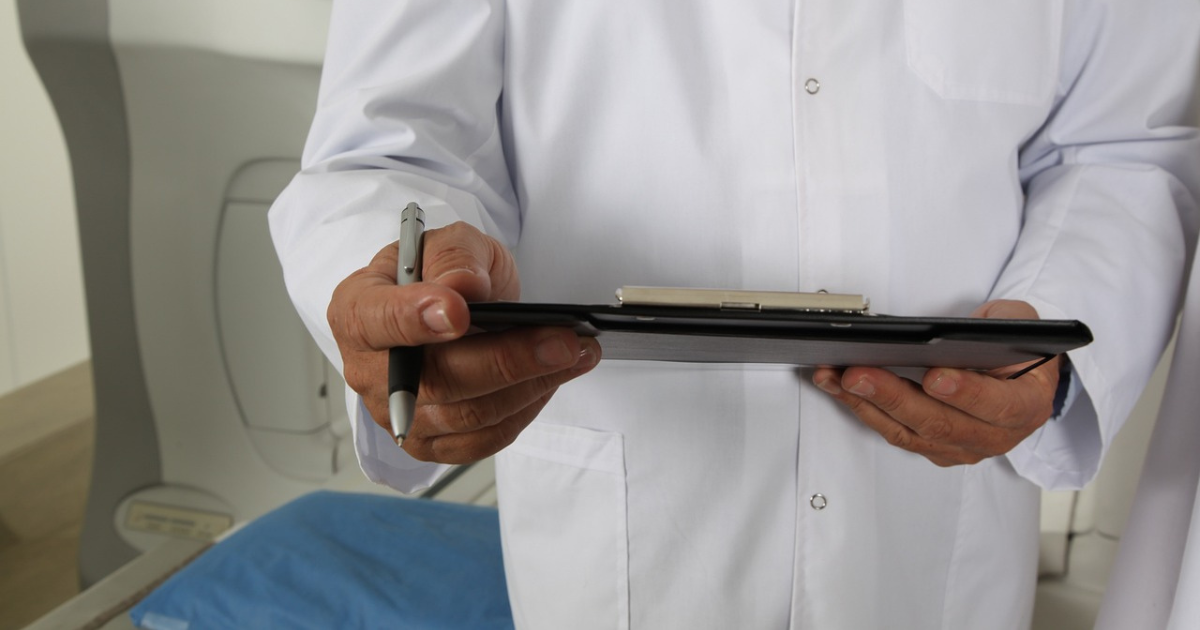 Médico quedó con arresto domiciliario tras ser formalizado por abuso sexual a paciente en Freire