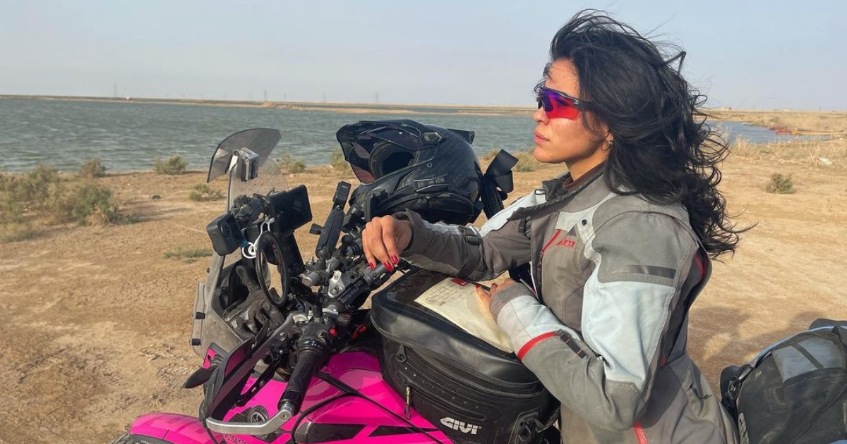 Influencer española fue víctima de violación grupal en India: recorría el país en moto con su esposo