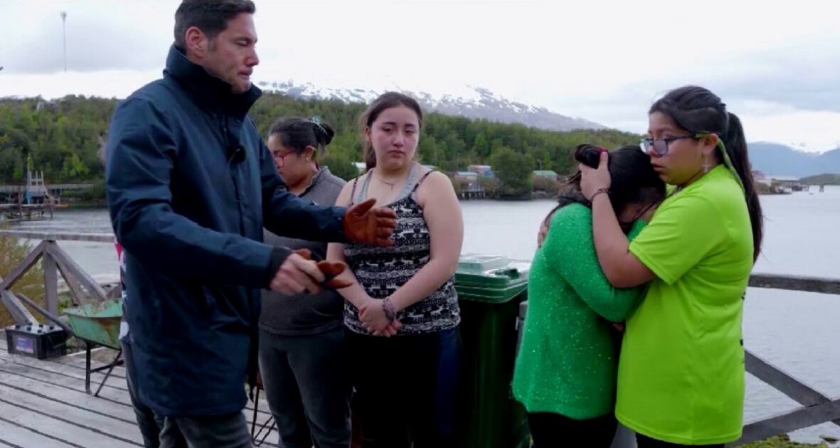 Regalo de Pancho Saavedra a niños de precaria escuela
