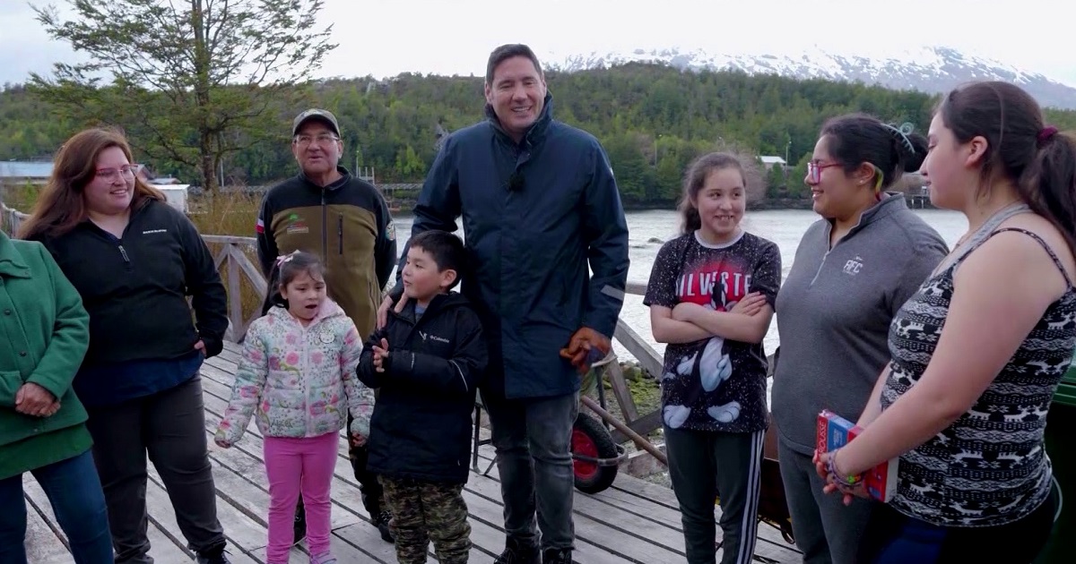 Lugares que hablan: Pancho Saavedra hizo importante regalo a niños de una precaria escuela de Puerto Edén