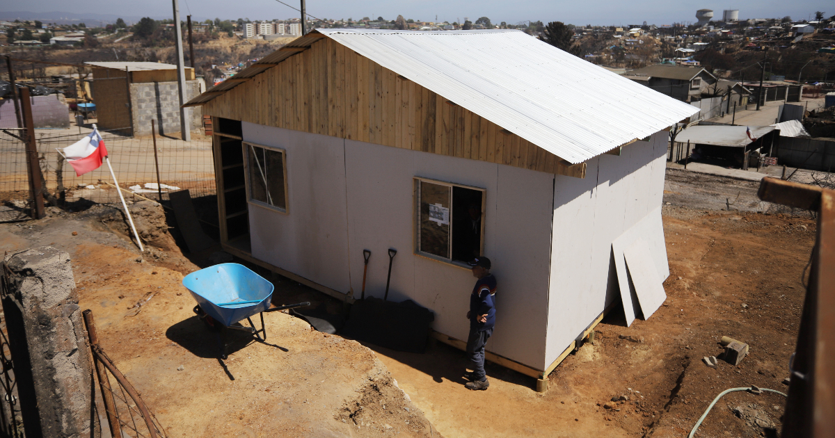A un mes de los incendios: Gobierno confirma instalación de 131 viviendas en Valparaíso
