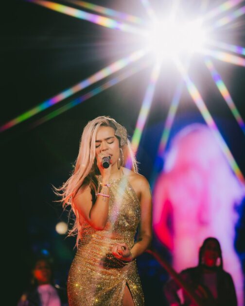 Karol G durante concierto en Estadio Nacional, Chile