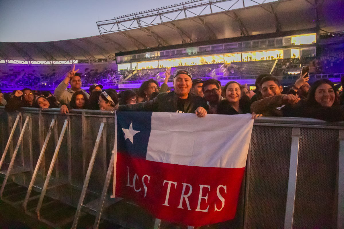 Seguidos por todo Chile: la emoción de fans de Los Tres en show de Concepción