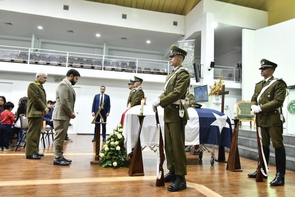 Este jueves, el presidente Gabriel Boric asistió al velorio del teniente Emmanuel Sánchez, quien fue asesinado cuando intentó detener un asalto en Quinta Normal.