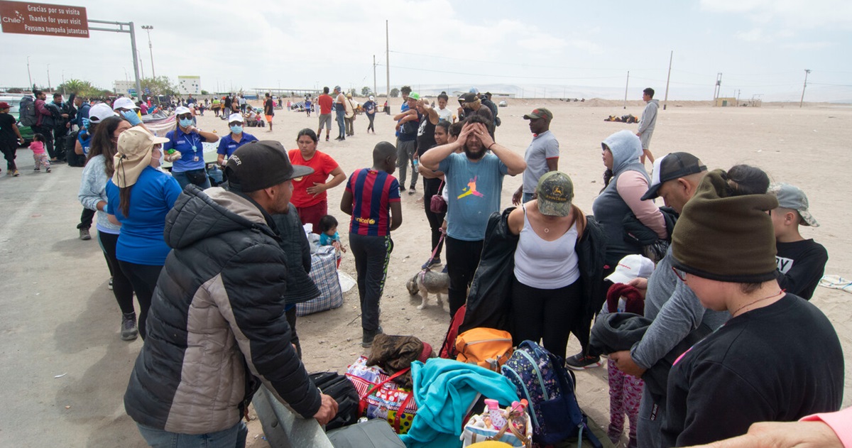 Diputado PS propone prohibir ingreso de venezolanos por 2 años y restringir envíos de dinero