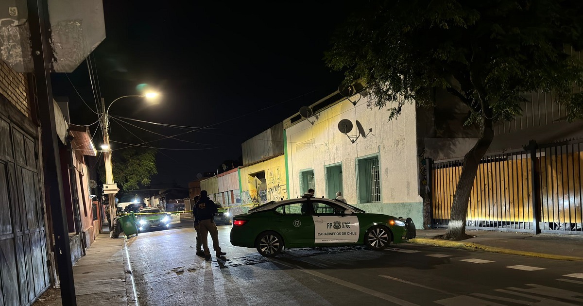 Hombre fue baleado en el cuello desde un auto en Santiago: quedó en riesgo vital