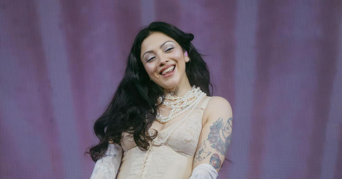 La inesperada interrupción en concierto de Mon Laferte: mosquitos la picaron y ella paró show