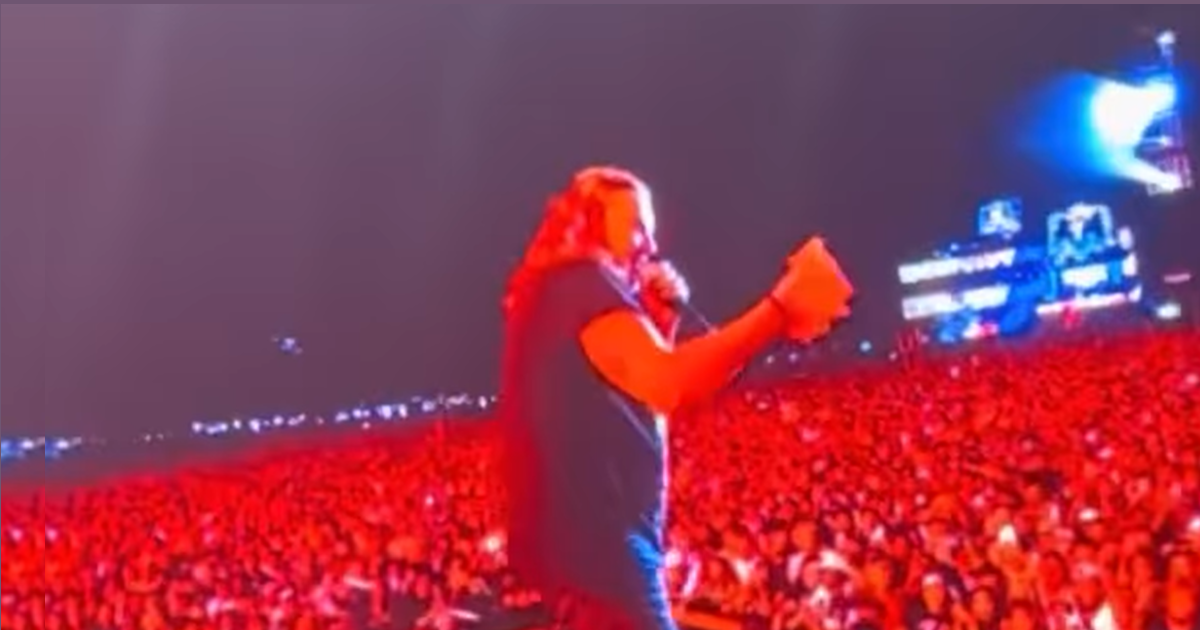 ¿Raro? La inesperada reacción de vocalista de Maná ante íntimo regalo del público