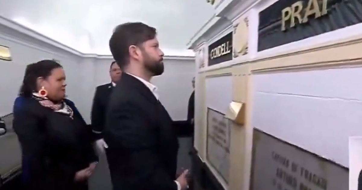 Hasta suspiró: la comentada visita del Presidente Boric a la tumba de Arturo Prat