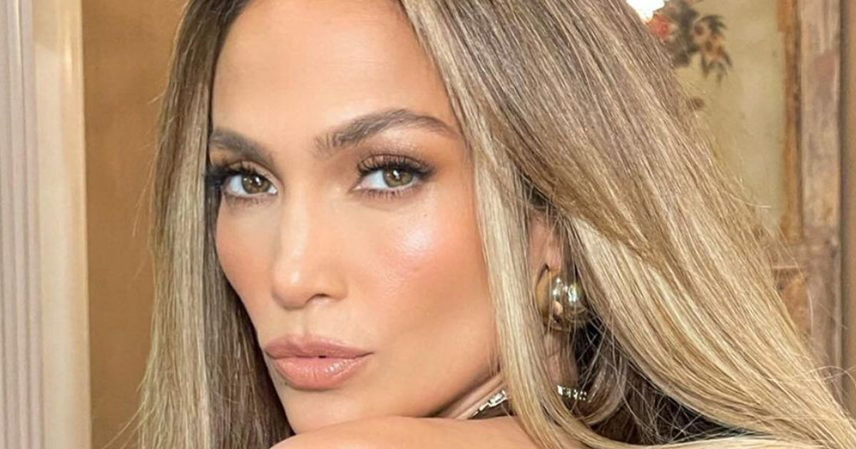 No se arriesgó: Jennifer López apareció fiel a su estilo con vestido traslúcido en Met Gala 2024