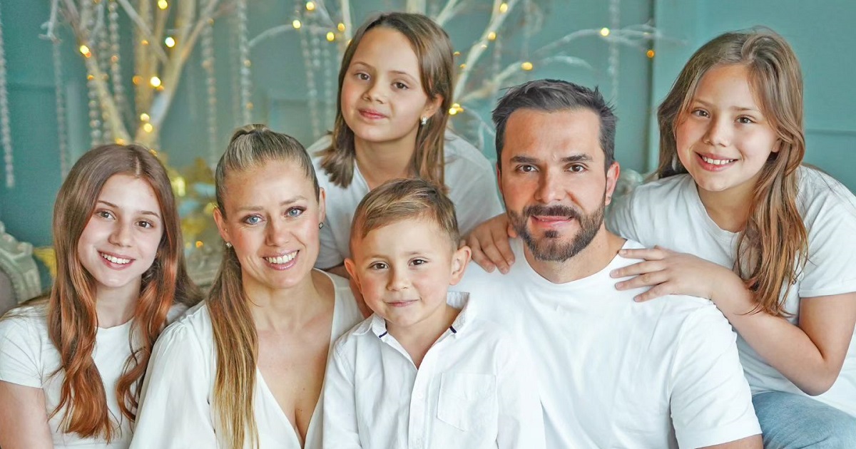 Álvaro Ballero compartió foto junto a sus tres hermanas: aseguraron que hijas son idénticas a ellas