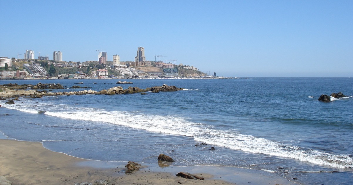 Hallan cadáver de un hombre en roqueríos de Viña del Mar: investigan intervención de terceros