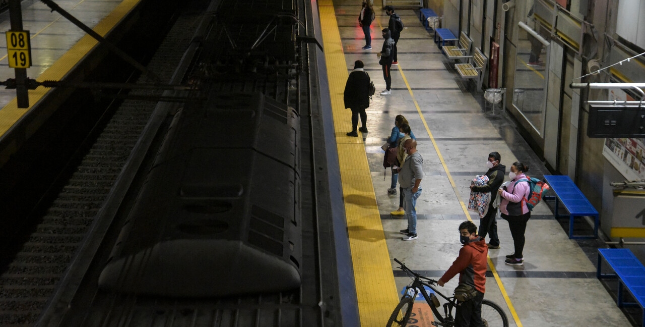Terrible hallazgo en línea férrea de metro en Viña del Mar: cuerpo en estado de putrefacción