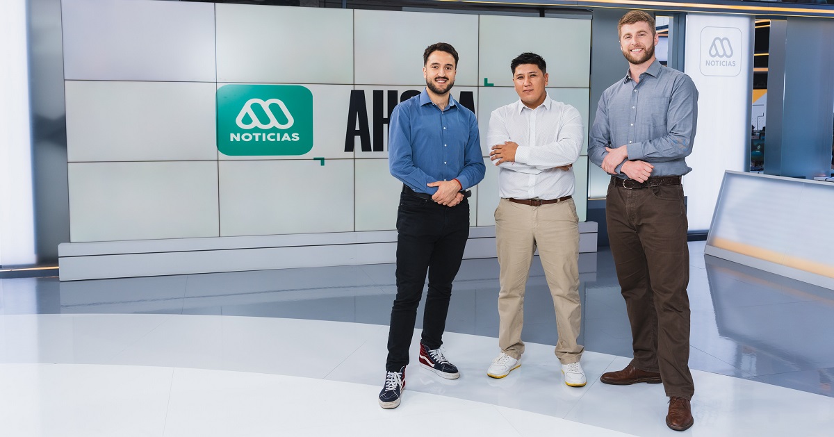 Lucas Quinn: el conductor de noticias más joven de la TV que brilla en el trasnoche de Mega