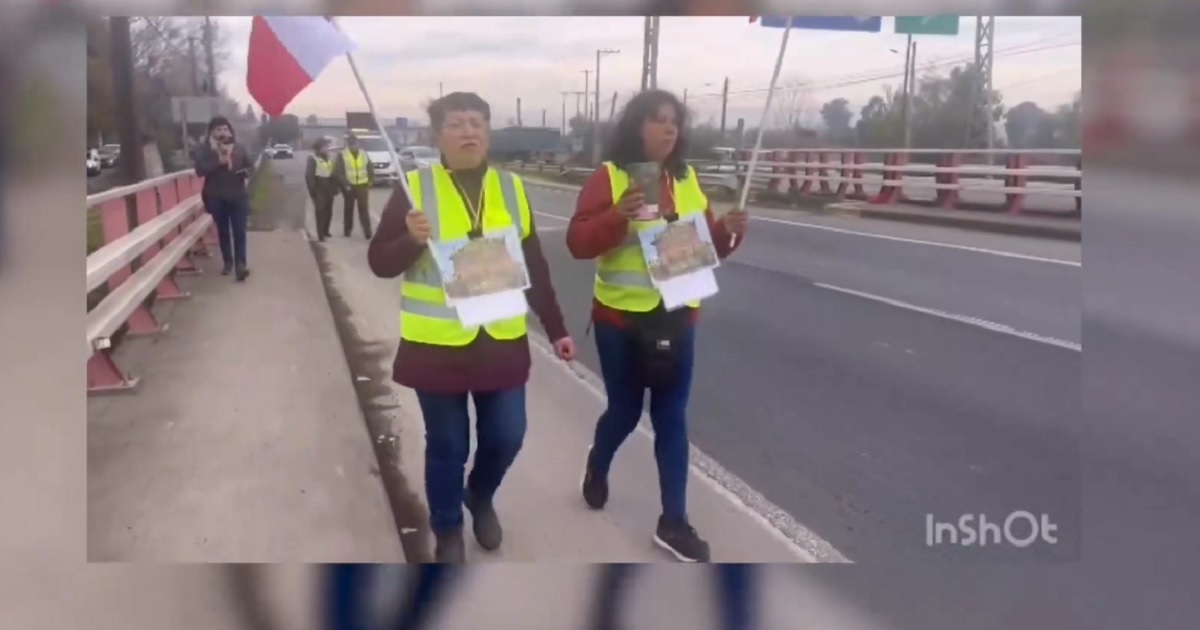 Mujer que caminaba desde Talca a La Moneda pidiendo casa se devolvió: 