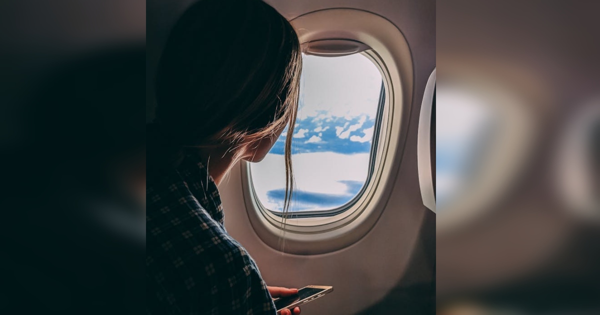 Por qué no deberías beber alcohol durante un vuelo, según científicos