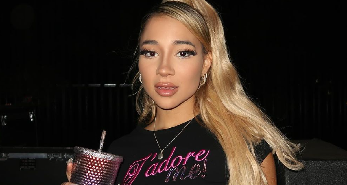 Princesa Alba lució excéntrico sombrero floral en Premios Pulsar: 