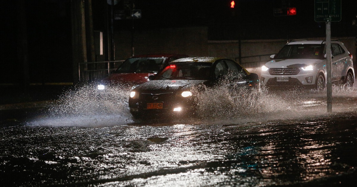 Sistema frontal en RM: revisa las calles anegadas y sectores más afectados por la lluvia