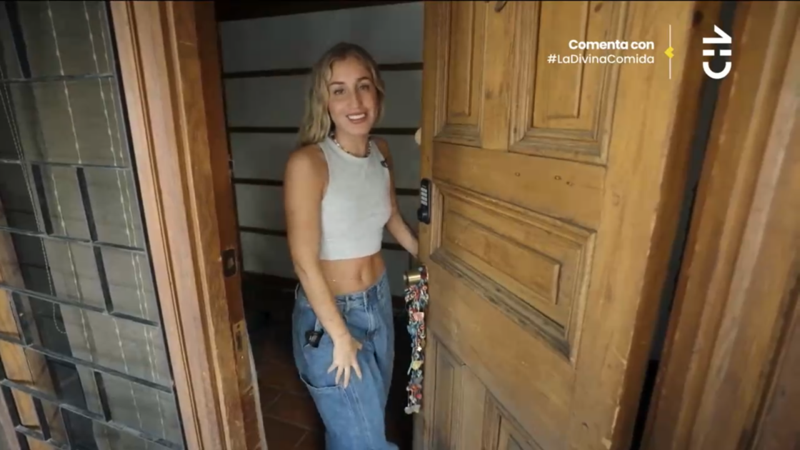 Daniela Castro mostró su casa en La Divina Comida: tiene altar con ánforas de perritos fallecidos