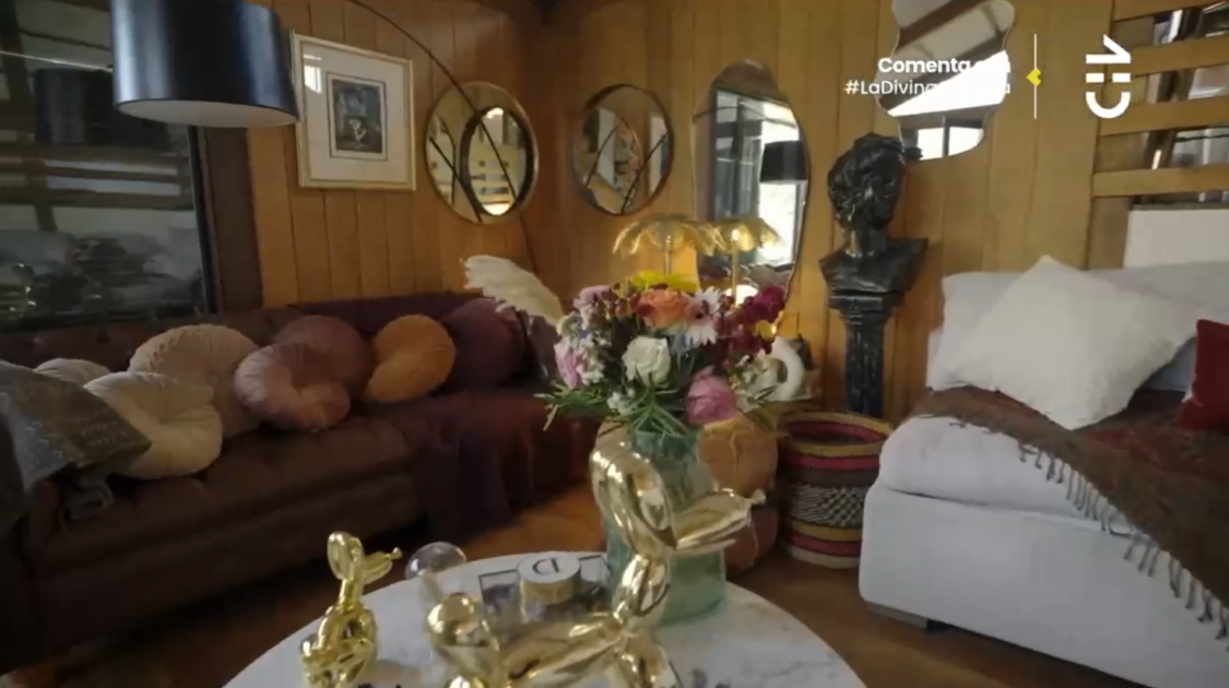 Daniela Castro mostró su casa en La Divina Comida: tiene altar con ánforas de perritos fallecidos