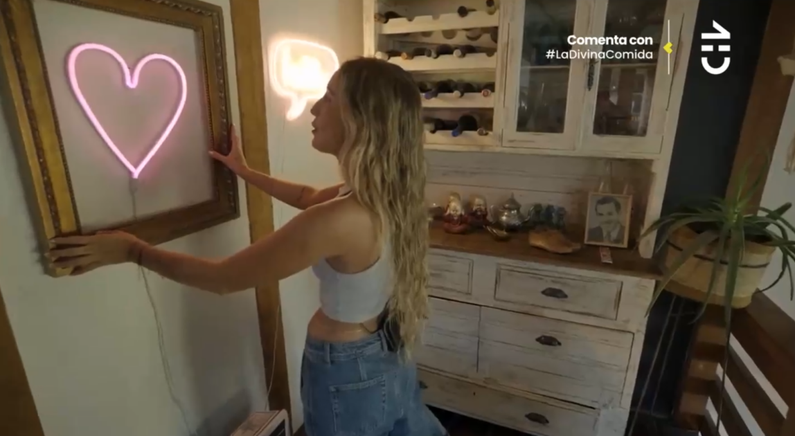 Daniela Castro mostró su casa en La Divina Comida: tiene altar con ánforas de perritos fallecidos