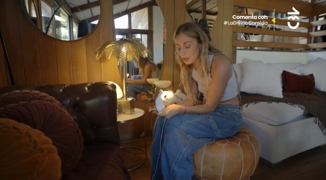 Daniela Castro mostró su casa en La Divina Comida: tiene altar con ánforas de perritos fallecidos