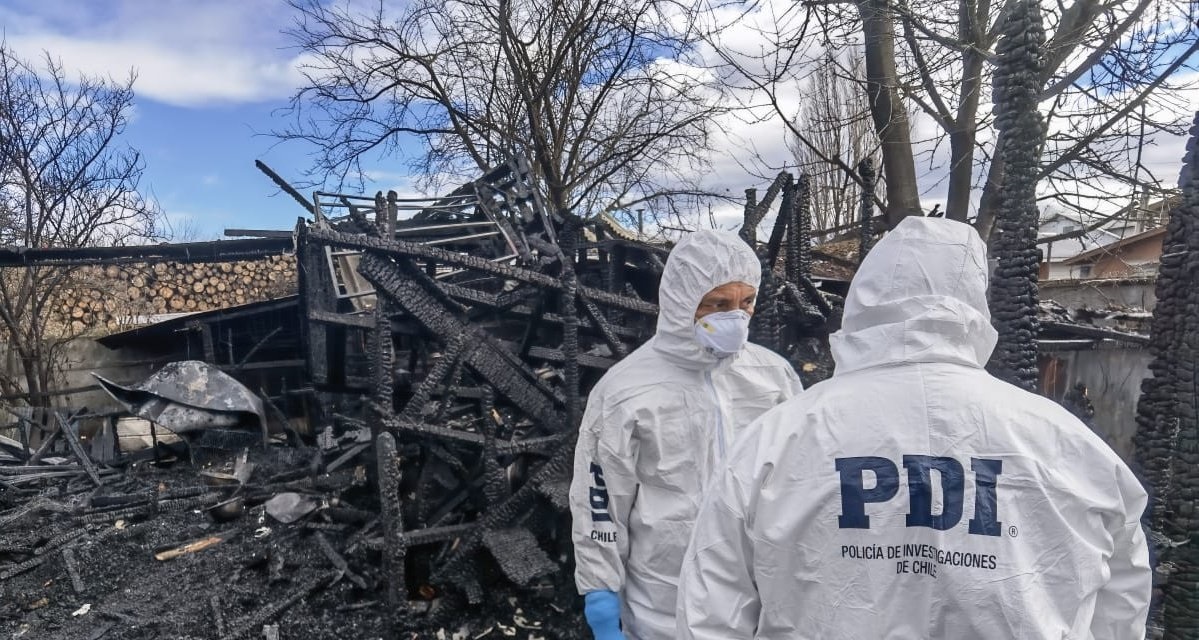 Abuela y sus dos nietos mueren en incendio en Río Bueno: mamá de los niños está en riesgo vital