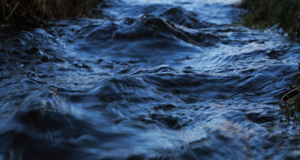 Imágenes sensibles: graban último abrazo de tres amigos antes de ser arrastrados por río en Italia