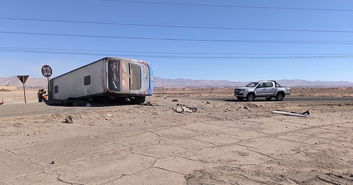 Bus de pasajeros volcó en la Ruta 5 Norte en Pozo Almonte: hay al menos dos fallecidos